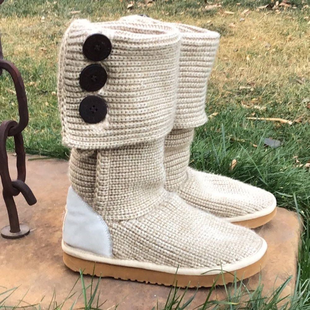 UGG knitted boots with 3 wooden buttons, cream/tan with grey heel